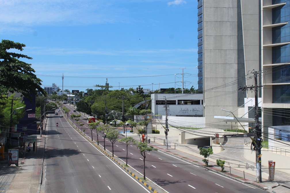 Avenida Djalma Batista nesta quarta (25), praticamente sem fluxo de veículos — Foto: Eliana Nascimento/G1 AM