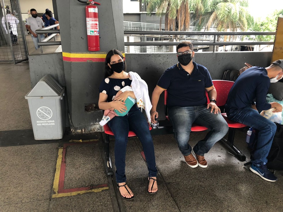 Família espera ônibus para viagem ao Maranhão — Foto: Layza Mourão/ g1 PI