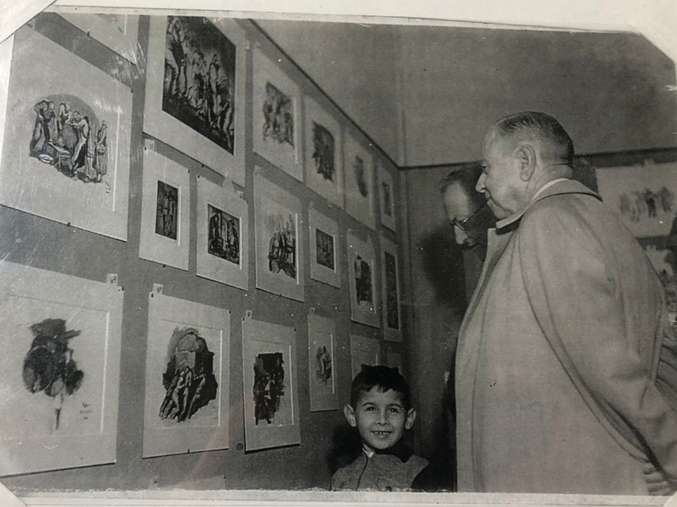 Manoel Ribas visita a primeira exposição de Poty Lazzarotto — Foto: Arquivo pessoal/João Lazzarotto