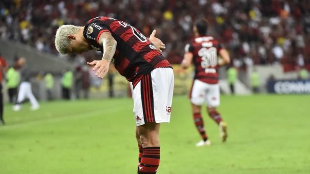 Pedro faz a reverência ao marcar o segundo gol do Flamengo