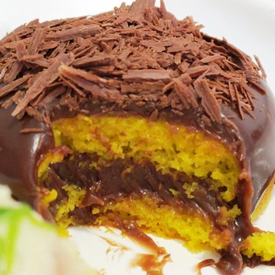 O bolo de cenoura com brigadeiro de Nutella é o preferido dos clientes (Foto: Divulgação)