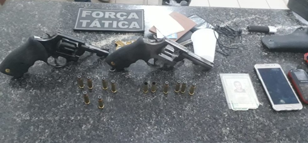 Durante operação, polícia apreendeu armas, munição, além de ferramentas — Foto: Divulgação/Polícia Civil