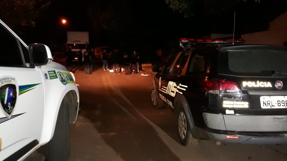 PolÃ­cia no local do homicÃ­dio (Foto: JosÃ© Aparecido/ TV Morena)