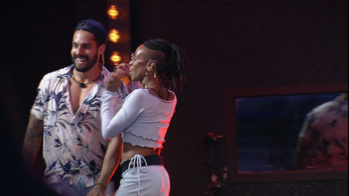 Karol Conká e Arcrebiano dançam juntos na Festa do Líder ...