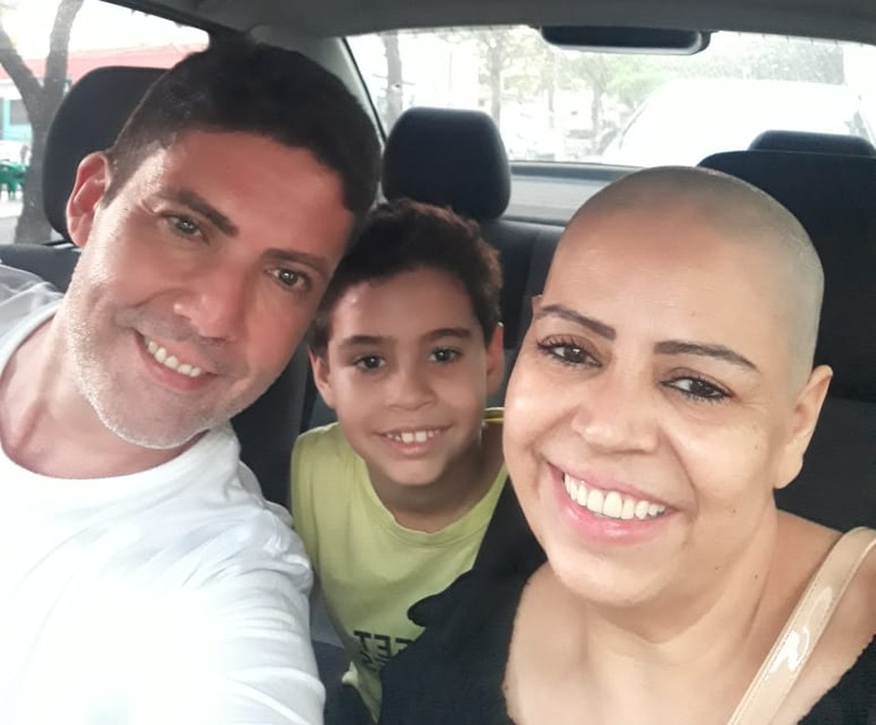 Familiares raspam a cabeça para apoiar paciente em tratamento de câncer de mama — Foto: Rosa Maria de Campos Ferreira 
