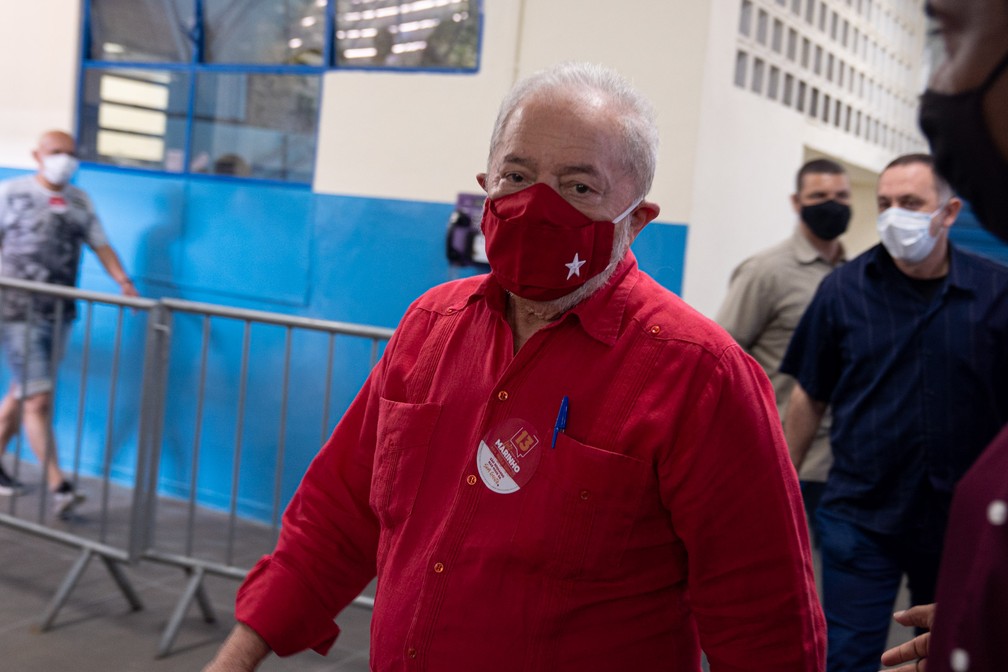 O ex-presidente Lula chega para votar em São Bernardo do Campo neste domingo — Foto: Marcelo Brandt/G1