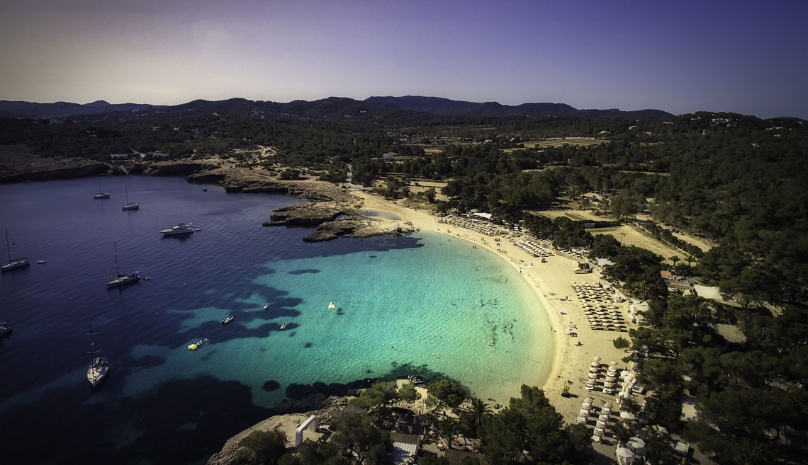 O Beach Club Cala Bassa, um dos destinos dos convidados de Alexandre em Ibiza (Foto: Divulgação)