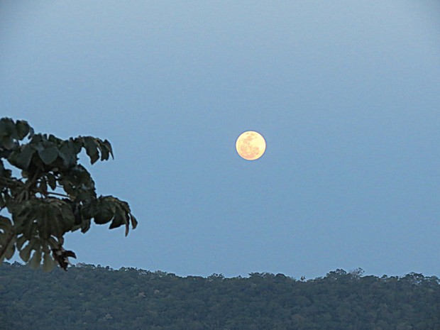 Superlua no céu da cidade de Bonito (MS) (Foto: Gisele Pimenta / Estadão Conteúdo)