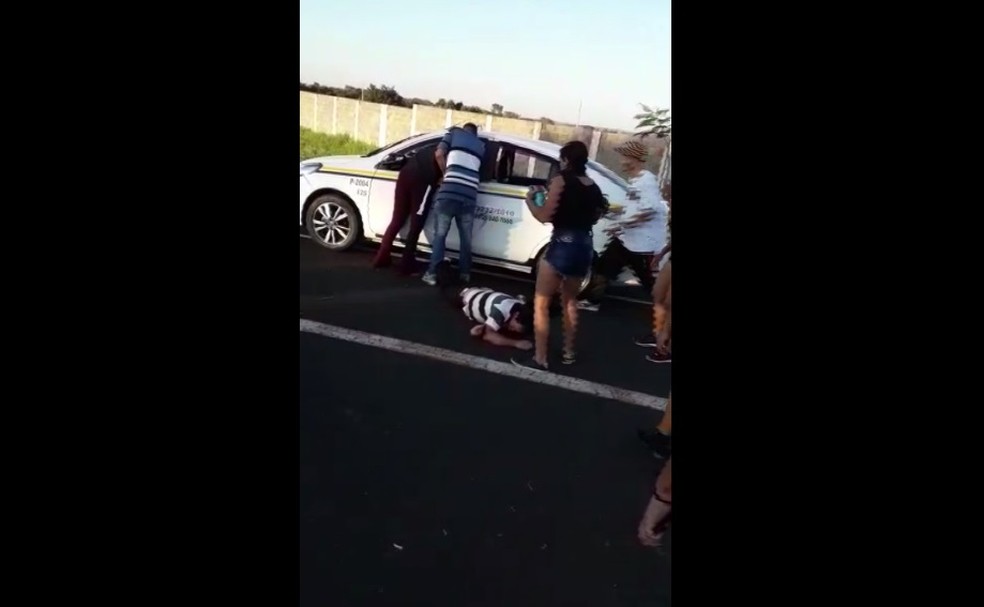 Taxista foi espancado por participantes de festa realizada no Arena Race em Uberlândia  — Foto: G1 
