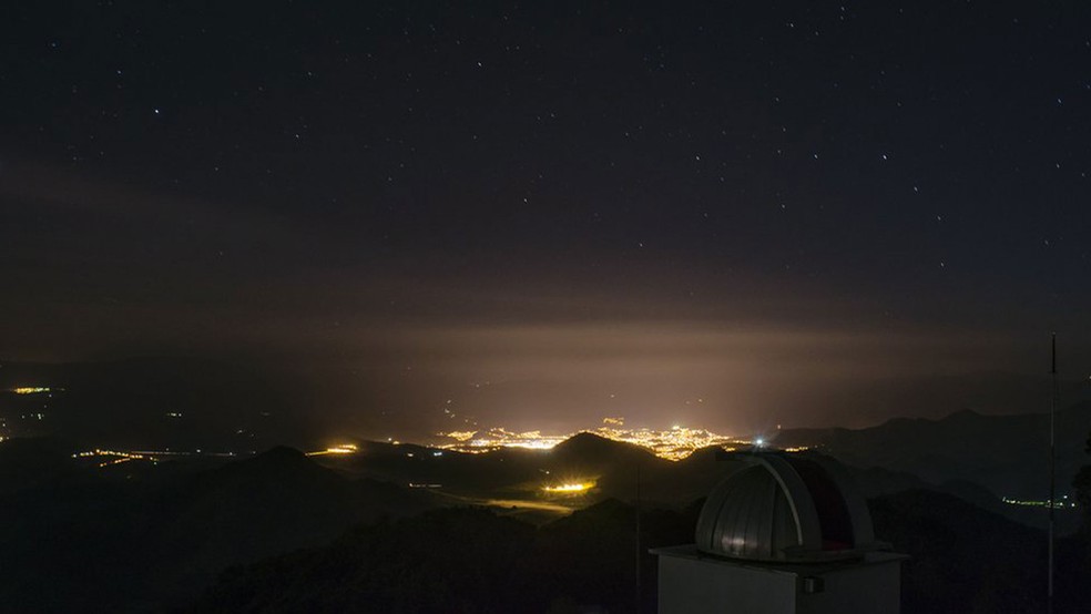 A iluminaÃ§Ã£o artificial tem atrapalhado a eficÃ¡cia LaboratÃ³rio Nacional de Astronomia (LNA), localizado em ItajubÃ¡, em Minas Gerais (Foto: Cleber GonÃ§alves/BBC)