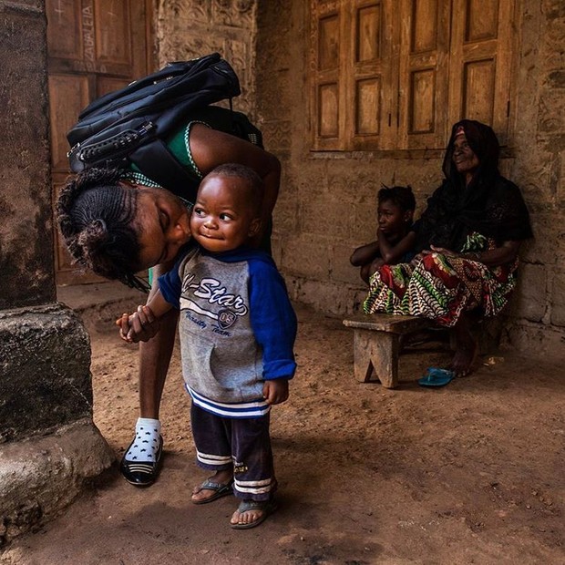 Mariatu, estudante de 18 anos, beija seu filho Abduli antes de partir para a escola em Serra Leoa (Foto: Reprodução/UNICEF)