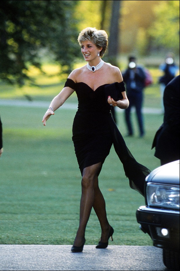 Princess Diana (1961 - 1997) arriving at the Serpentine Gallery, London, in a gown by Christina Stambolian, June 1994. (Photo by Jayne Fincher/Getty Images) (Foto: Getty Images)