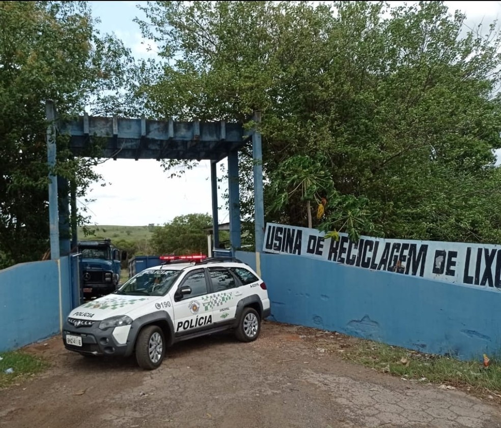 Polícia Militar Ambiental flagra descarte irregular de resíduos sólidos em usina de reciclagem, em Presidente Bernardes (SP) — Foto: Polícia Militar Ambiental