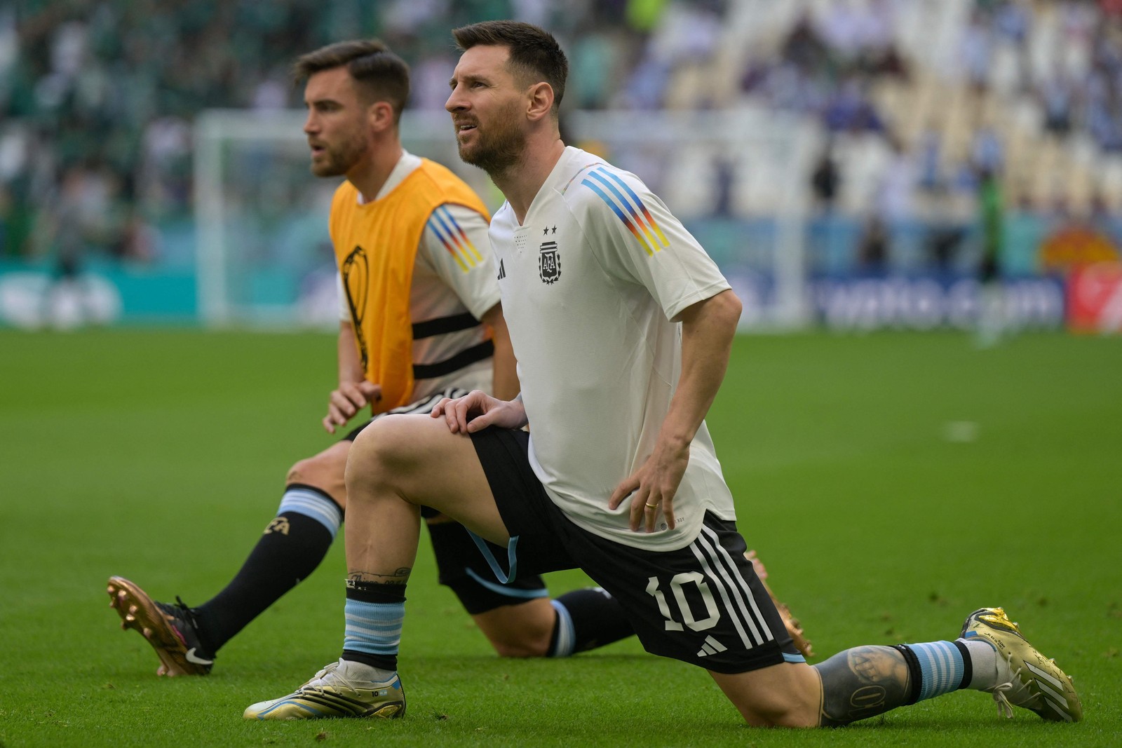 Craque Leonel Messi alonga antes da estreia contra Arábia Saudita, na estreia do país na Copa do Catar — Foto: JUAN MABROMATA/AFP