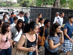 Abertura de portões para prova do Enem na Escola Politécnica da Ufba, em Salvador (Foto: Lílian Marques/ G1)