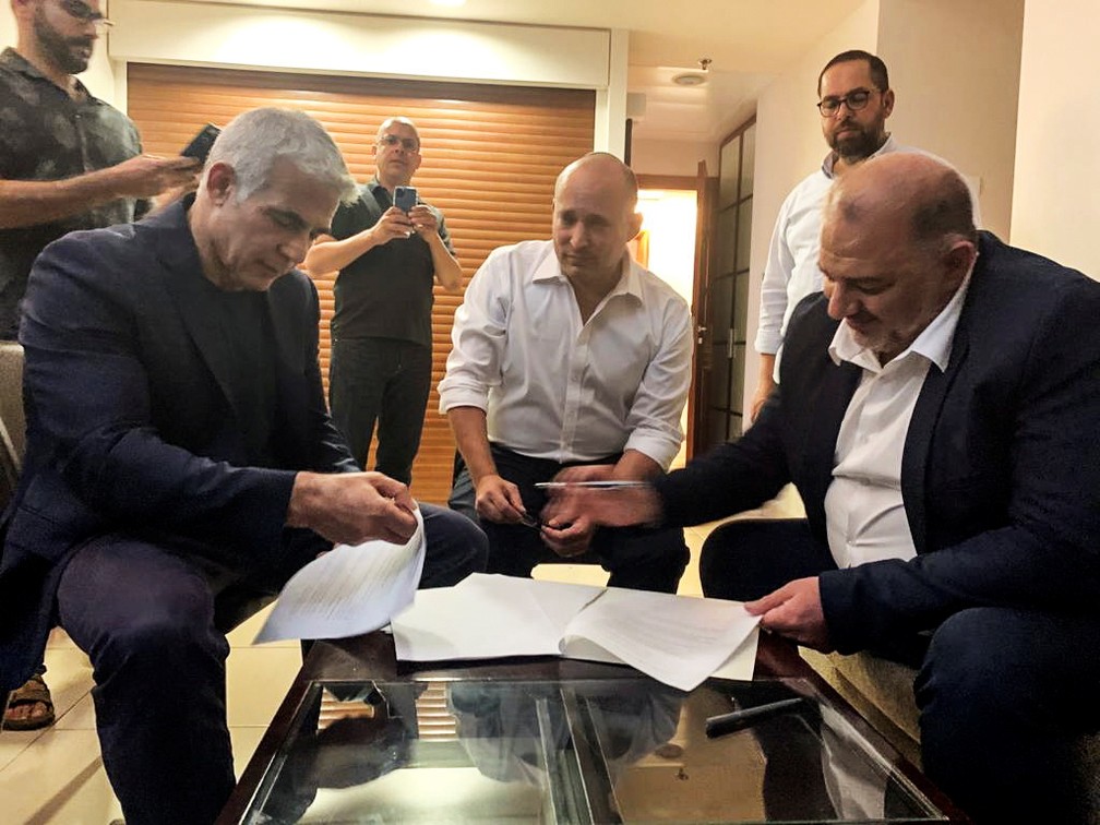 Yair Lapid, Naftali Bennett e Mansour Abbas assinam acordo de coalizão para formar governo em Israel na quarta (3) — Foto: United Arab List Raam/Handout via Reuters