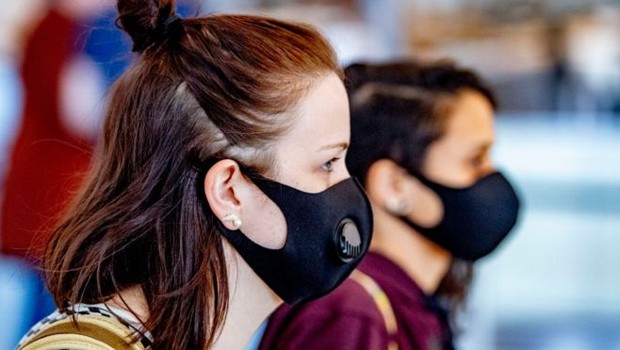 O look de 2020: máscaras que cobrem o rosto são obrigatórias para quem sai de casa (Foto: GETTY IMAGES)