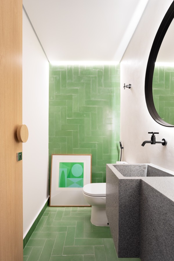 100 m² com marcenaria colorida e painel de azulejos na sala (Foto: Isabela Mayer)