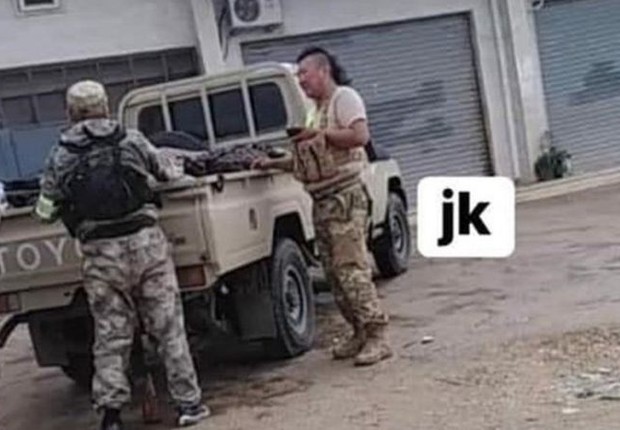 Uma foto sem data de Andanov caminhando ao redor de Qasr bin Ghashir foi postada online por soldados do GNA poucas horas após o assassinato (Foto: BBC)