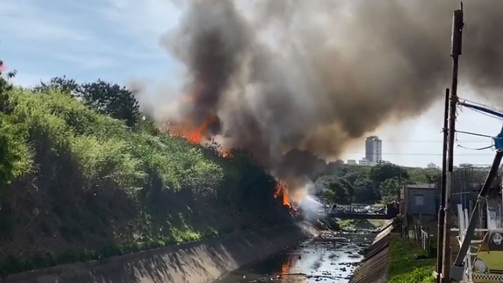 Incêndio atinge favela no bairro do Carandiru, na Zona Norte de São Paulo — Foto: Beatriz Backes/TV Globo