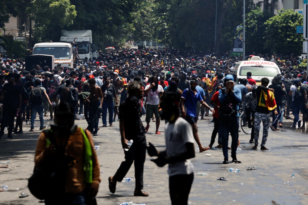 Manifestantes voltaram em peso às ruas de Colombo, no Sri Lanka, após presidente fugir do país, em 13 de julho de 2022. — Foto: Adnan Abidi/ Reuters 