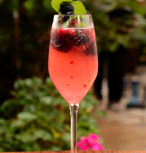 Ponche de frutas vermelhas com vodka e champanhe  (Foto: Divulgação)