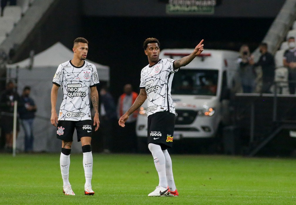 Sylvinho valoriza exigências da torcida do Corinthians e elogia desempenho do time