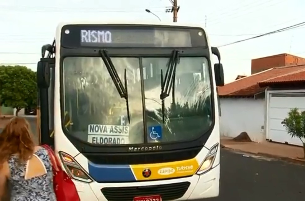Usuários reclamam das condições dos ônibus em Assis (Foto: Reprodução/TV TEM )