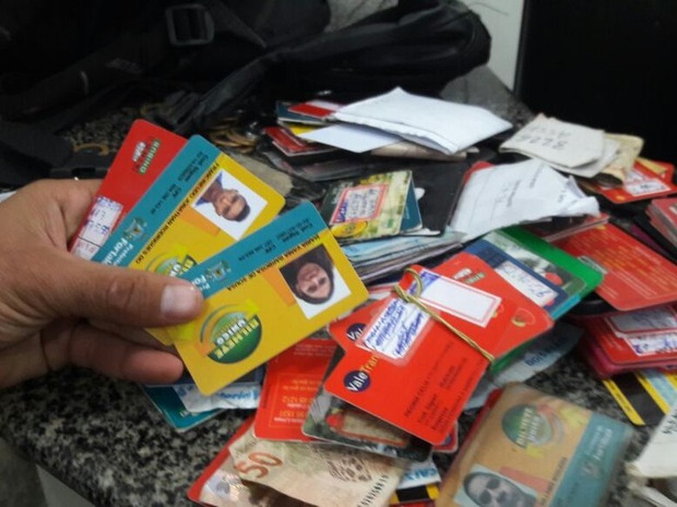 Mais de 400 cartões de passagens eletrônicas foram apreendidos pela polícia em Fortaleza (Foto: Halisson Ferreira/TV Verdes Mares)