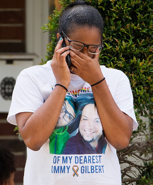 Emocionada, mulher exibe camiseta com fotos de Peter Ommy Gonzalez-Cruz e Gilberto Ramon Silva Menendez, vítimas do atirador da boate Pulse (Foto: David Goldman/AP)