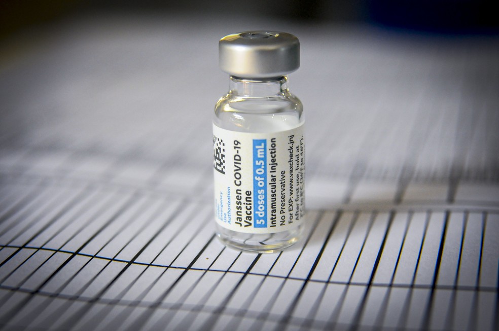 Vacina da Janssen aplicada em moradores de rua, no Distrito Federal — Foto: Geovana Albuquerque/Agência Saúde-DF