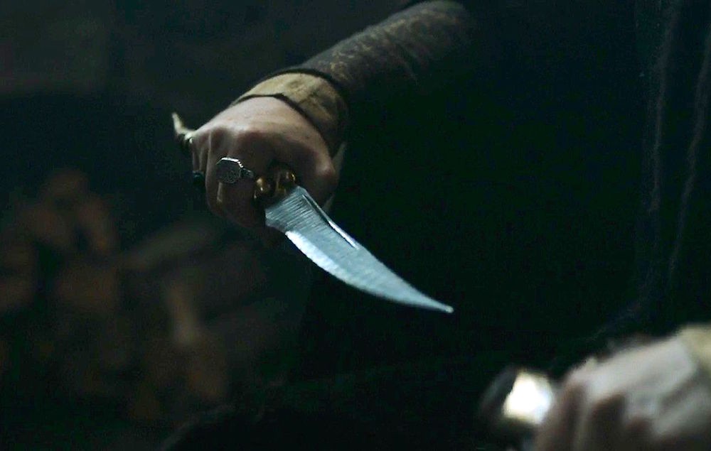 Imagem de mão de um dos personagens empunhando a Adaga de aço valiriano (Foto: Reprodução retirada de um episódio de Game of Thrones)