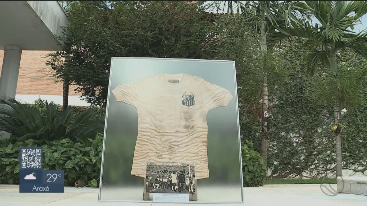 Camisa usada por Pelé em jogo entre Santos e Uberaba vai a leilão