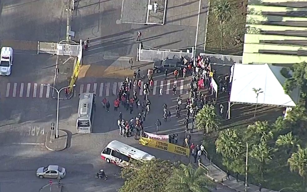 Petroleiros iniciam greve fazem ato na Regap, na Grande BH (Foto: Reprodução/TV Globo)
