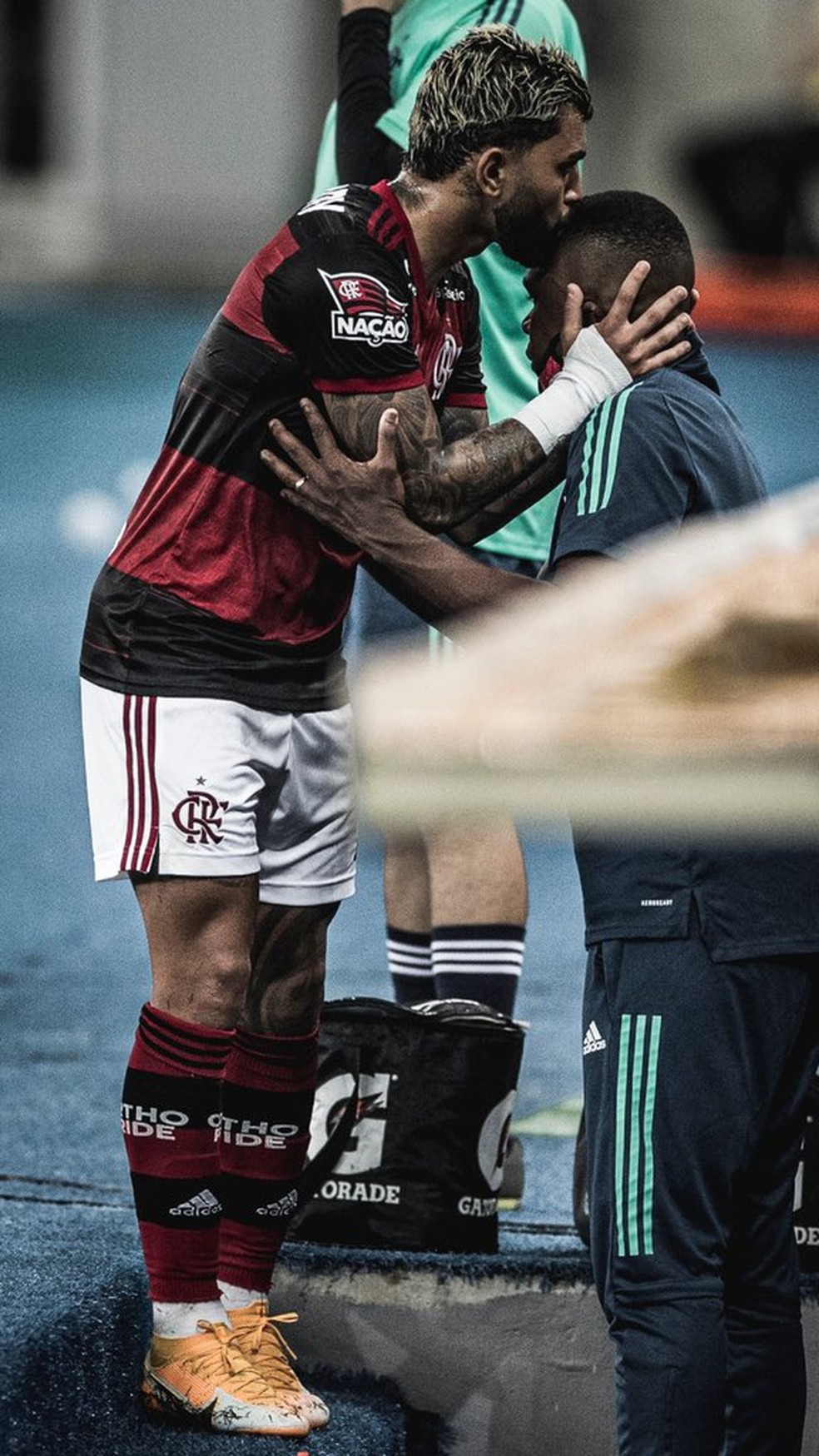 Gabigol beija Juan antes de partida do Flamengo — Foto: Pedro Martins / Foto FC