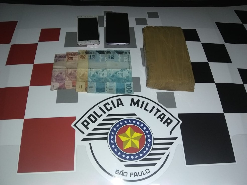 Foram apreendidas duas motocicletas, droga e quantia em dinheiro — Foto: Polícia Militar / Divulgação