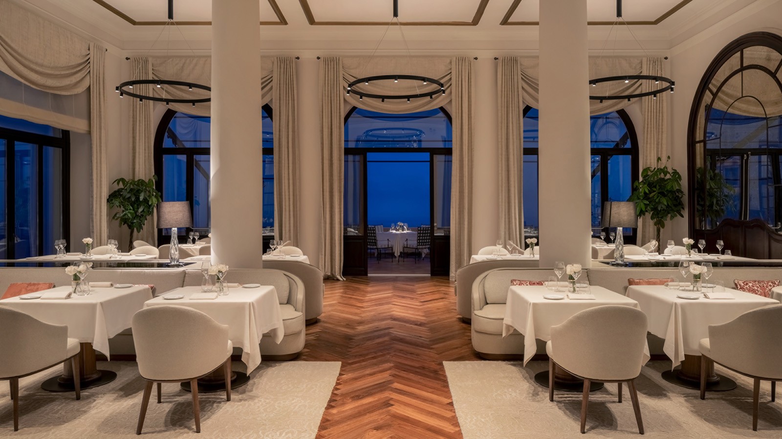Um dos três restaurantes do hotel San Domenico Palace, em Taormina, na Sicília, onde foi gravada a segunda temporada da série 'The White Lotus' — Foto: Divulgação / Four Seasons
