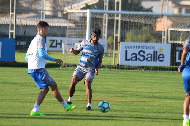 Renato esboça Grêmio reserva com Bolaños, Léo Moura e Marcelo Oliveira