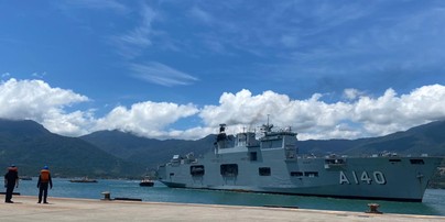Maior navio da Marinha chega em São Sebastião com hospital de campanha para atender vítimas de temporal devastador — Foto: Laurene Santos/TV Vanguarda