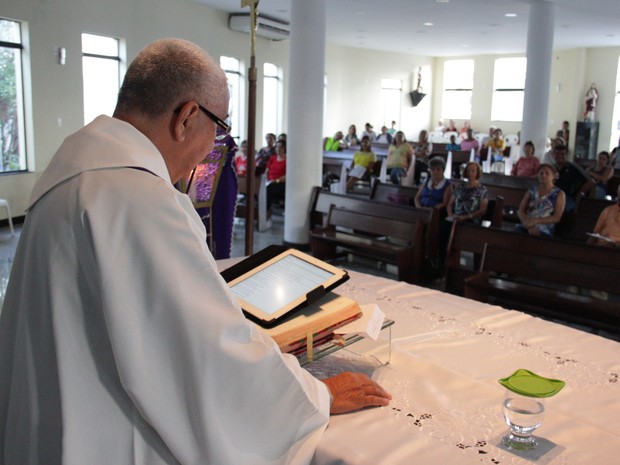 Padre celebra missa eucarística com Ipad (Foto: Jonathan  Lins/G1)