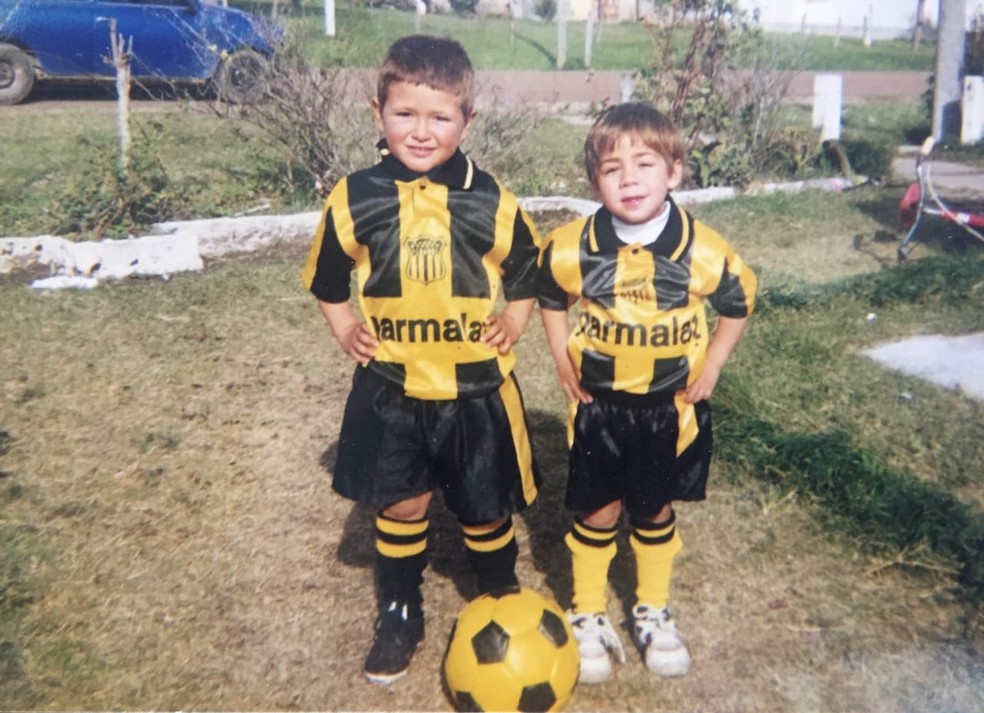 Arrascaeta ao lado do primo Silvio &mdash; Foto: Arquivo pessoal