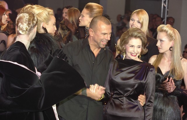 (Original Caption) Thierry Mugler with Cyd Charisse, Jerry Hall, Elizabeth-Scarlett Jagger...at the end of the show (Photo by Pierre Vauthey/Sygma/Sygma via Getty Images) (Foto: Sygma via Getty Images)