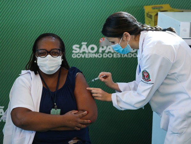 Mônica Calazans é a primeira pessoa vacinada contra a Covid-19 no Brasil (Foto: Getty Images)