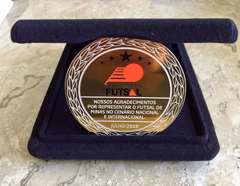 Todos os homenageados receberam uma placa da Federação Mineira de Futsal (Foto: Mário Linhares)