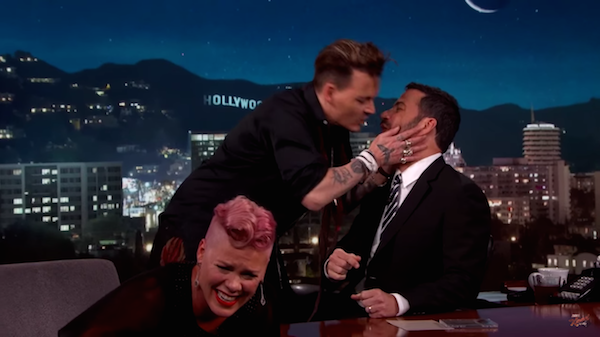 Pink em meio a gargalhadas enquanto Johnny Depp beija Jimmy Kimmel (Foto: Reprodução)