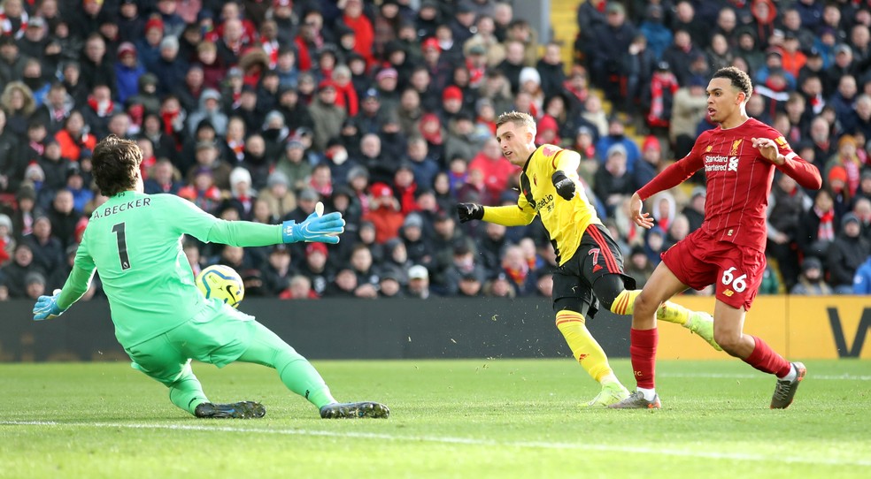 Alisson faz defesa em chute de Deulofeu na vitória do Liverpool contra o Watford — Foto: Reuters