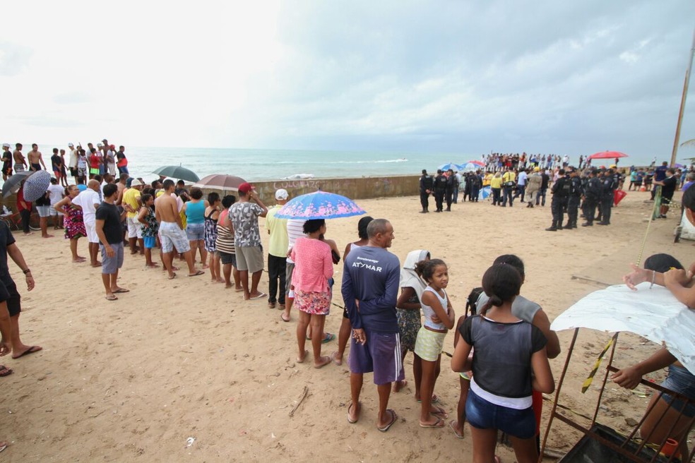 Cena do acidente chamou atenção da população, que se aglomerou no local onde o Globocop caiu (Foto: Marlon Costa/Pernambuco Press)