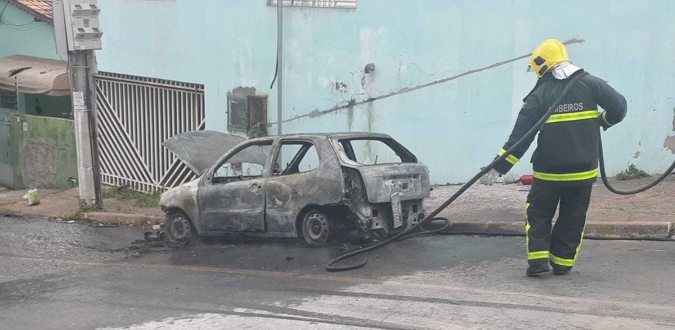 Bombeiros levaram 20 minutos para apagar o incêndio na capital (Foto: Amanda Teodoro/G1)
