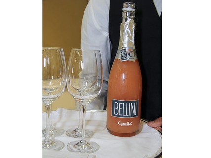 Os convidados também podiam se refrescar com um drink Bellini Canella. Delícia! 