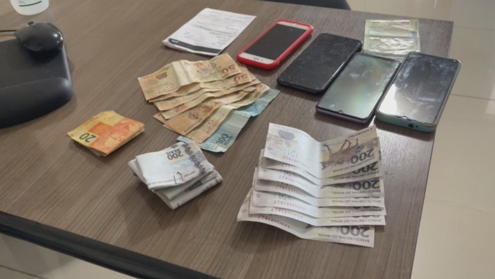 Quatro mulheres e um homem foram presos com cerca de R$ 10 mil em notas falsas pela PM de Ourinhos  — Foto: Weverson Marquezani /TV TEM